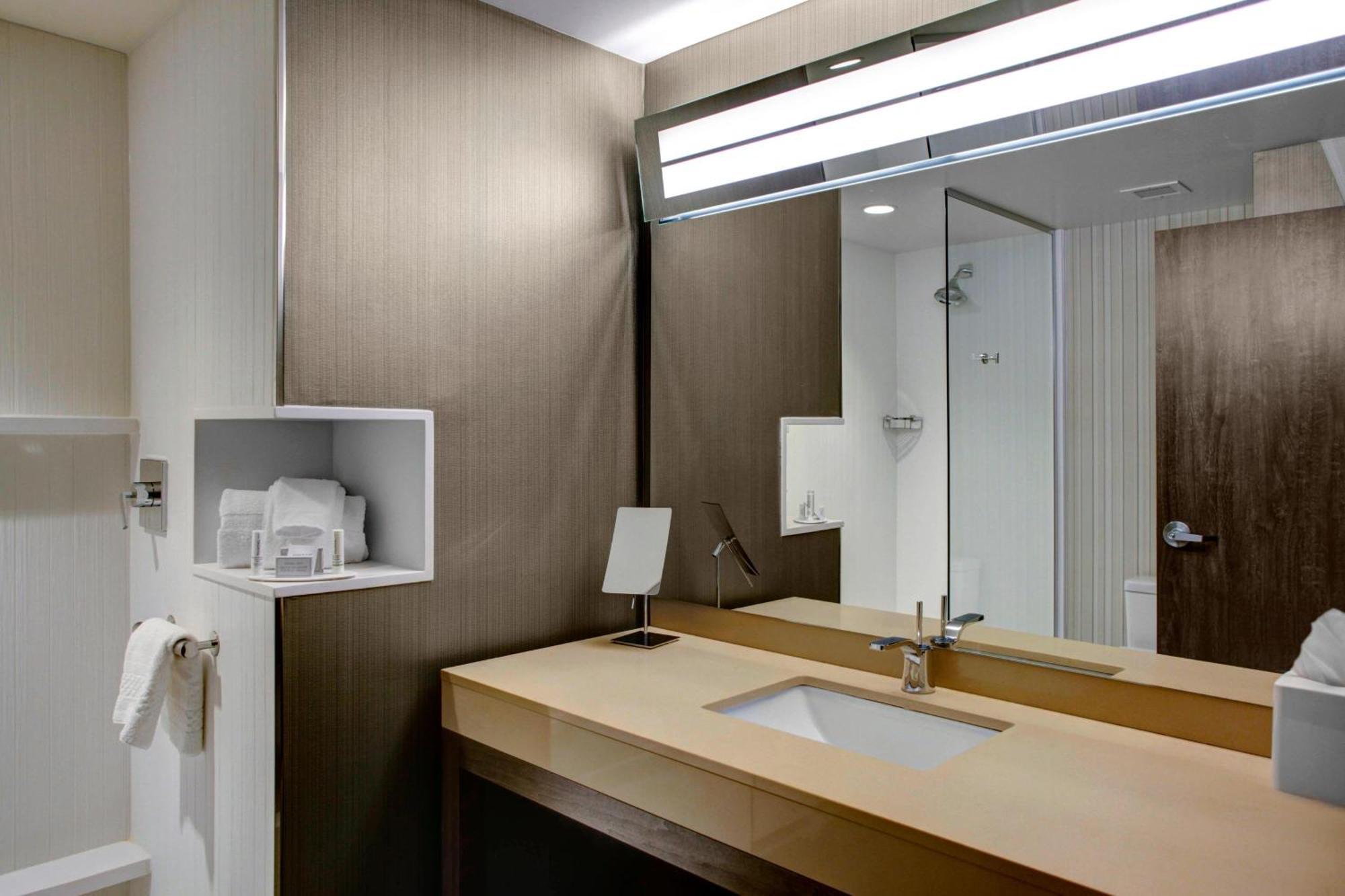 Courtyard By Marriott Carrollton Hotel Ngoại thất bức ảnh